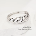 Vue détaillée du bracelet jonc argenté torsadé sur pierre blanche avec spécifications - Style de Texture Torsadée (SL232) / Diamètre Intérieur 5,8 cm / Argent
