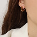 Chique C-vormige goudkleurige koperen oorbellen met bruin emaille voor een moderne look - Bruine Emaille C-Vormig Gestreept