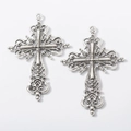 Coppia di ciondoli a croce vintage in lega di zinco argento con motivi in rilievo - Argento Antico