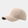 Gorra de béisbol de punto beige con textura de lana vista desde un ángulo de 45 grados - Ajustable / Beige