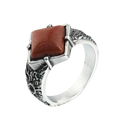 Anillo vintage de acero con piedra arenisca marrón rojiza cuadrada y tallado floral - US 7 / Acero Champaña