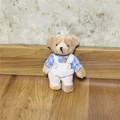 Détail d'un porte-clés ours en peluche en chemise à carreaux bleue et salopette - Hauteur: 10cm / Style Homme Bleu