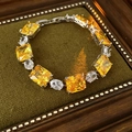 Detalle de la pulsera con colgante de circón amarillo en marco de terciopelo verde - Amarillo