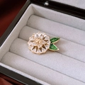 Squisita spilla a fiore placcata oro 14K con pietre bianche e foglie in smalto verde - Stile Placcato Oro 14K Oro e Verde