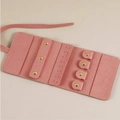 Schmuckrolle aus rosa Mikrofaser mit Fächern für Ohrringe und Halsketten für unterwegs - Rosa