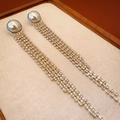 Detalle de pendientes de perlas gris plata con borlas largas de cristales en bandeja - Pendientes de Borla de Perla y Zirconia Plateados (Pin de Plata S925)
