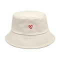 Minimalistische katoenen vissershoed in crèmewit met een rood geborduurd hartje erop - M (56-58cm) / Beige