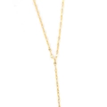 Collar en Y minimalista de oro con cadena de eslabones pulidos sobre fondo blanco - Dorado