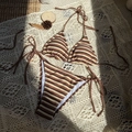 Dettaglio del set bikini a righe in spugna con laccetti laterali su pizzo all'uncinetto - S / caffè