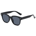 Gafas de sol cuadradas negras clásicas con lentes gris oscuro y remaches plateados - Montura Negra Lente Gris