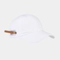 Detailansicht der weißen Canvas-Basecap mit braunem Lederband und silberner Schnalle - Weiß
