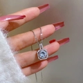 Collana d'argento con pendente quadrato, grande zircone rotondo e micro-pavé di cristalli - Catena in Acciaio al Titanio / Ciondolo in Rame Con Micro-intarsio / Stile Argento Zircone Bianco (J404)