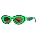 Moderne ovale grüne Sonnenbrille mit braunen Gläsern und tropfenförmigem Rahmen - Grüner Rahmen / Tee Gläser (C4)
