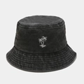Dettaglio ravvicinato del cappello a secchiello nero lavato con ricamo di palma bianca - M (56-58cm) / Nero
