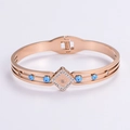 Detalle de la pulsera ojo turco oro rosa con piedras azules y pedrería brillante - Oro rosa