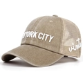 Détail macro de la broderie New York City vintage et du tissu mesh sur la casquette - Réglable / Kaki
