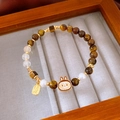 Detalle de pulsera de ojo de tigre y perlas con conejo dorado y colgante de la fortuna - Estilo Conejo de la Paz (WB1424) / Café (Estilo Ojo de Tigre)