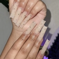 Extra lange nude roze vierkante plaknagels met kleurrijke strasstenen op handen - Nude Roze Strass Lange Vierkant (Lijm Versie)(SGCY-362)