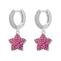 Nahaufnahme der Stern-Ohrringe mit rosa Micro-Pave Kristallen auf Silbermetall - Silberton Fuchsia Zirkon Stern