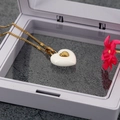 Elegante gouden ketting met wit keramieken hartje en gouden inleg in een doosje - Wit Hart