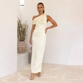 Elegante abito lungo in raso crema monospalla con dettagli drappeggiati e setosi - S / Giallo chiaro