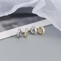 Detailaufnahme von Gold und Silber Huggie Ohrringen mit quadratischen Zirkonia Steinen - Weißer Zirkonia Vergoldeter Stil