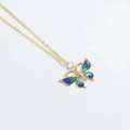 Collana a farfalla dorata con ali sfumate blu su sfondo bianco dal design moderno - Farfalla Blu