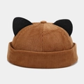 Detaillierte Nahaufnahme der braunen Cord-Docker-Mütze mit süßen schwarzen Katzenohren - Verstellbar / Camel