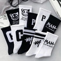 Lot de chaussettes en coton mi-hautes avec motifs graffiti streetwear noirs et blancs - Style de Combinaison Personnalisé
