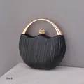 Elegante zwarte satijnen avondtas met plooien en een gouden halfronde metalen handgreep - Zwart