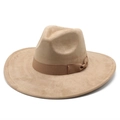 Detailopname van beige suède fedora hoed met brede rand en een elegant strikdetail - M (56-59cm) / Licht Khaki Namaaksuède