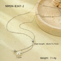 Dettaglio della collana regolabile in acciaio inox con perla da 1,2 cm e catena di 40 cm - Stile Argentato (NMSN-B347-2)