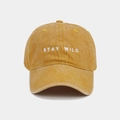 Détail de la broderie Stay Wild sur la casquette de baseball vintage jaune délavé - Jaune
