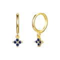 Dettaglio di orecchini a cerchio dorati con pendenti floreali blu a quattro petali - Ciondolo Fiore a Quattro Petali Blu / Oro/Blu