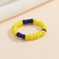 Anello elastico con perline gialle e blu intenso in uno stile minimalista moderno - Blu e Giallo