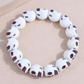 Bracciale elastico alla moda con teschi bianchi dettagliati e finiture scure - Bianco