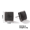 Dettaglio di orecchini quadrati in rame con zirconi neri incastonati, 1,1cm x 1,1cm - Stile Quadrato Pavé (1.1cmx1.1cm)(E03740-4)