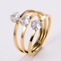 Vista macro de un anillo de tres filas chapado en oro con circones de talla brillante - Talla 6 / Dorado