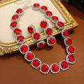 Dettaglio di set di gioielli di lusso con gemme rosse e diamanti su cornice d'epoca - Rosso (Set da 2 pezzi)
