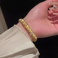 Detalle del brazalete de estrella chapado en oro con circonitas en muñeca femenina - Color Oro con Circón Incrustado (Grueso)