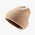 Minimalistische beige gebreide muts met klassieke ribstructuur voor herfst en winter - Eén maat / Broken Wit