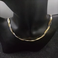 Detalle de un collar de cadena de serpiente trenzada bicolor en un maniquí negro - Collar Bicolor