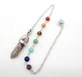 Roze kristallen zeshoekige hanger met zeven chakra kralen aan een zilveren ketting - B9-Rhodoniet