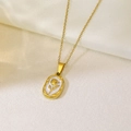 Detailansicht eines ovalen Tulpenanhängers aus Gold mit Emaille auf einem Seidenhintergrund - Ankerkette-Gold Tulpe