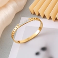 Elegante brazalete dorado hueco con cristales brillantes y acabado minimalista de acero inoxidable - Dorado