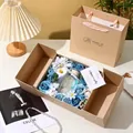 Geschenkset met blauwe zeeprozen, parfum, wenskaart en bijpassende tas in een doos - Aroma Bloem Blauw