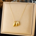 Minimalistische vergoldete Edelstahlkette mit drei ovalen Anhängern auf einem Ständer - Dreifacher geometrischer Anhänger-Stil (N3300)