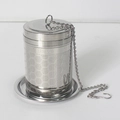 Detailansicht eines SUS304 Edelstahl Teefilters mit Hexagonal-Netz und Kette - Mittlere Maschinelle Honigwaben-Ausführung + Untersatz