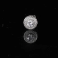 Orecchino a perno hip hop in argento con zircone centrale e alone di piccole pietre - 1 Pezzo / Platino