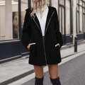 Detalle de chaqueta con capucha negra informal con cremallera y bolsillos en modelo - S / Negro